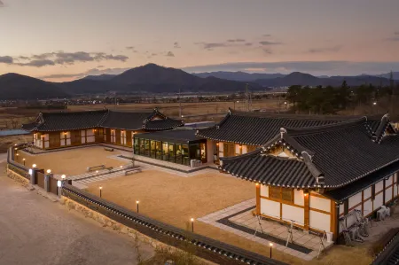 Gyeongju Wonhwaru Отели рядом с достопримечательностью «Развалины павильона Пхосокчон»