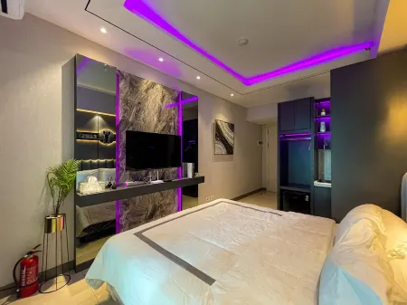 Monochrome la Casa IV at Anderson