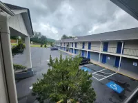Days Inn by Wyndham Dahlonega University Area - parking