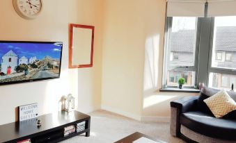 Warm Cosy Family Home with Free Parking - Housity