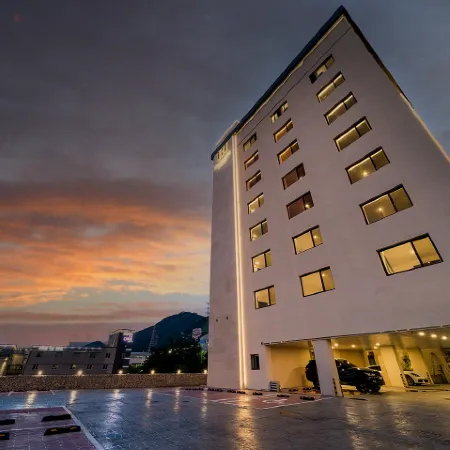 H Avenue hotel jungkwan Отели рядом с достопримечательностью «Пляж Имранг»