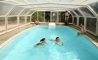 Hôtel Restaurant la Crèche et sa Piscine intérieure - Logis Hôtels