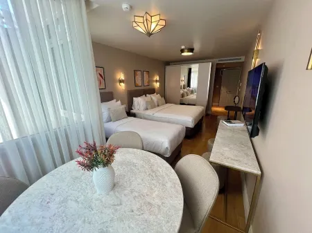 Weingart Suites Hotel Отели рядом с достопримечательностью «Библиотека Ахмеда III»