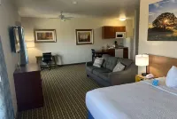 Days Inn & Suites by Wyndham Columbus NE