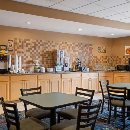 Baymont by Wyndham Indianapolis East Отели рядом с достопримечательностью «поле для гольфа Pleasant Run»