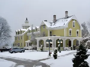 Captain Nickels Inn