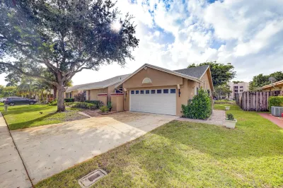 Riverfront Backyard & Grill: Sunrise Family Home