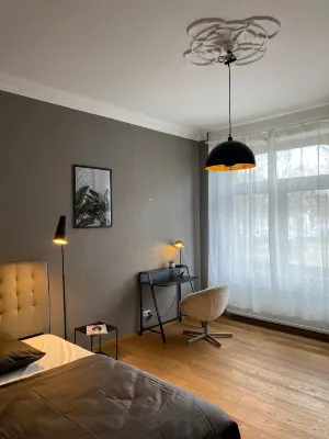 Zimmer mit Stuck in Co-Living Apartment Liebig54