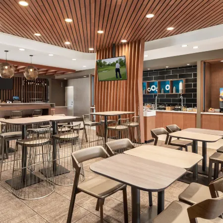SpringHill Suites Milwaukee West/Wauwatosa Отели рядом с достопримечательностью «Миллер Парк»