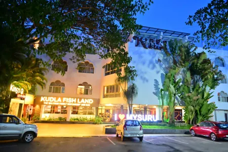 Maya's Kings Kourt Отели рядом с достопримечательностью «Чамунди Хилл»