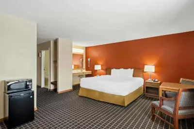Econo Lodge Manistee Hotels near Lake Bluff Farms