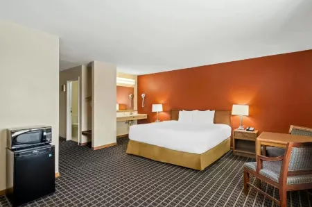 Econo Lodge Manistee Отели рядом с достопримечательностью «Заповедник Лейк Блафф Берд»