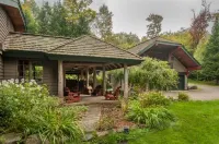 Adirondack Great Camp style home on beautiful Blue Mountain Lake - Homestays