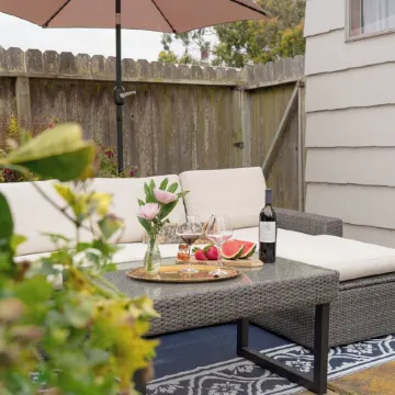 Sundog Cottage - Clean & Cozy - EV - Walk to Food & Beach - Fenced Yard for Dog