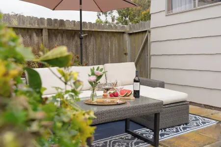 Sundog Cottage - Clean & Cozy - EV - Walk to Food & Beach - Fenced Yard for Dog Отели в г. Диллон Бич