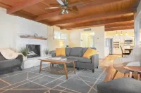 Stylish & Remodeled - Walk to Fresno State Stadium Oh Wow Nickel Arcade 주변 호텔