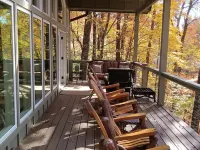 Newly remodeled 3-bedroom house with private hot tub, in welcoming Lake Toxaway. Hotels in Hogback