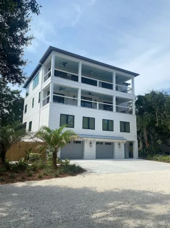 BRAND New Luxury Beach Home Отели рядом с достопримечательностью «St. Simons Island Lighthouse Museum»