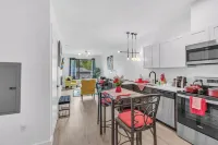 The Royal Oasis 1 BR Apt. Near NYC/EWR with an Indoor Pool & Free Parking