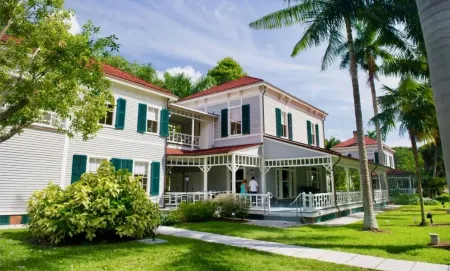 Newly updated cottage located walking distance to Downtown Ft. Myers