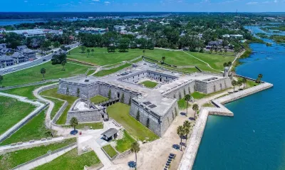 Pets! Beach nearby! Home with garage near town! Hoteles cerca del Aeropuerto de St Augustine