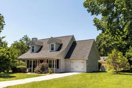 Tranquil Location! Patio, Shuffle Board, Fire pit, Walk to Restaurants! Отели рядом с достопримечательностью «Спортивная площадка Стиплчейз»