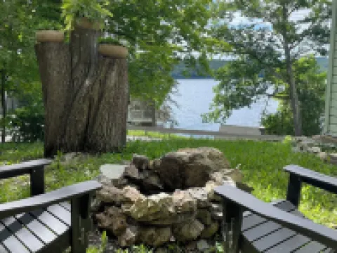 Cozy 2br cottage with firepit, long lake views, lake access and shady/sunny dock Hotels in Castleton