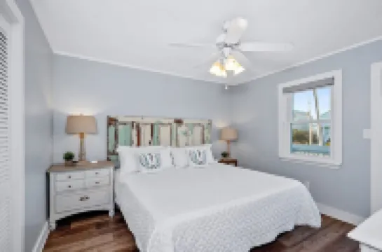 Adorable Beach Bungalow One Block from the Gulf Heated Pool Available OCT-May!