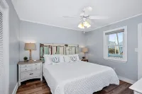Adorable Beach Bungalow One Block from the Gulf Heated Pool Available OCT-May!