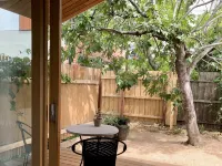 Inner city garden studio in the heart of Footscray Hotels near OKAMI Japanese Restaurant - Footscray