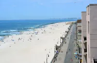 SPARKLING CLEAN - BRAND NEW! Beachside apartment - Beach Passes Included!