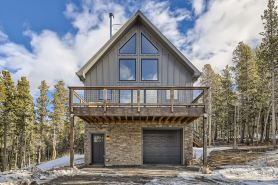 Peaceful Mountain Chalet with gorgeous views!