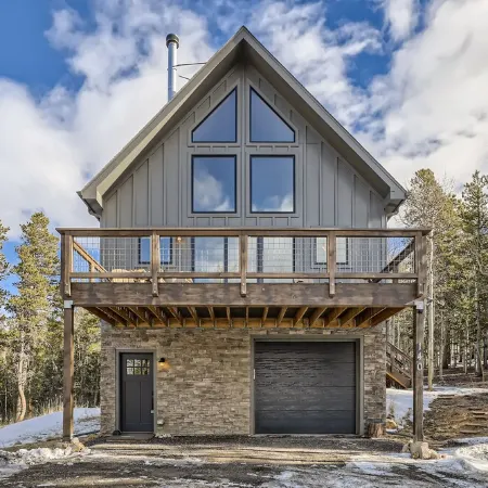 Peaceful Mountain Chalet with gorgeous views!