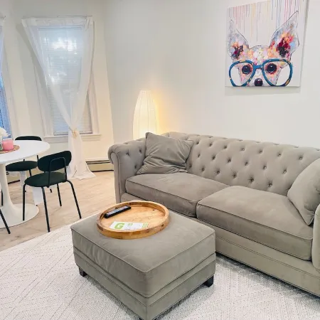 Modern 2BR near subway & parking available