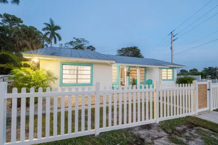 Pet Friendly Stuart Oasis Beach House Отели рядом с достопримечательностью «Funky Monkey»