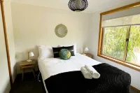 BAY OF FIRES VISTA Boutique Accommodation at Binalong Bay - spa bath