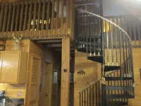 Rustic Cedar Cabin Hotels in Piper Gap