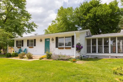 WELCOME TO THE OWL'S NEST - 2 BEDROOM HOME IN AUGUSTA, WINERIES & THE KATY TRAIL - Homestays