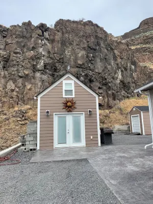 10 mins from the Gorge Amphitheater, nestled in on the beautiful Columbia River
