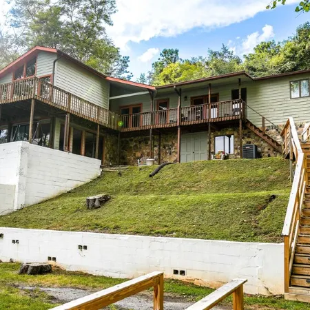 Lakeview Landing, pet friendly lake front home on Boone Lake