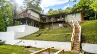 Lakeview Landing, pet friendly lake front home on Boone Lake