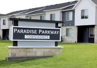 Paradise Townhome Retreat/3BR 2 1/2 BA/Boat Parking/1 Block to Marina/1850 sq ft
