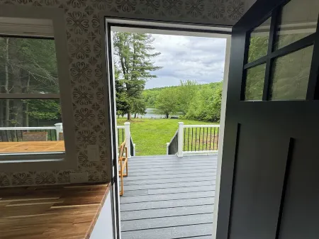 Lakefront Retreat, near All Star Village, in the Catskills Отели в г. Франклин