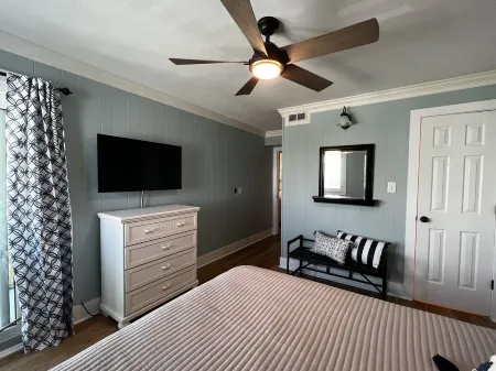 Crystal Coast Retreat! 2br/2bth Waterfront Condo with Community Pool!