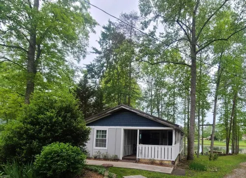 Lake Front Sleeps 4. Close to Waterfalls, Parks, Golf, Fishing & Dog Friendly.