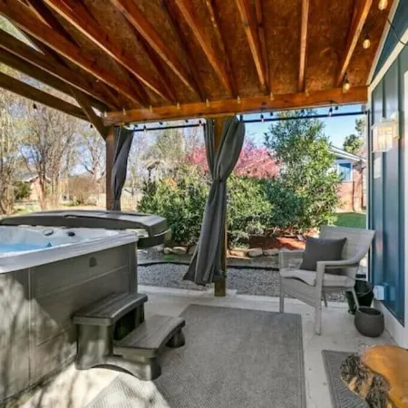 Peaceful Private Lane, Minutes to Airport, Modern & Cozy Отели в г. Флетчер