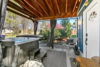 Peaceful Private Lane, Minutes to Airport, Modern & Cozy