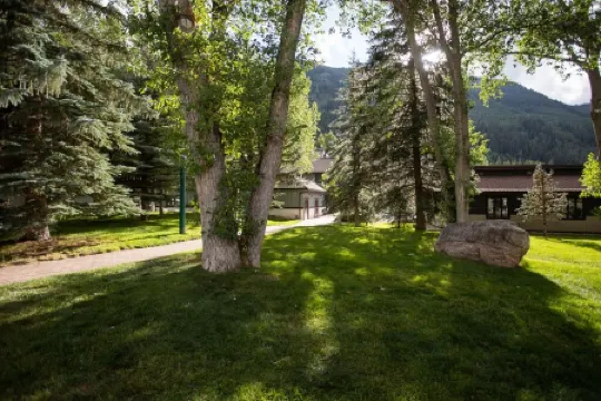 Top-Floor Alpine Condo • Mountain Views • on Free Bus Line • Perfect for Couples