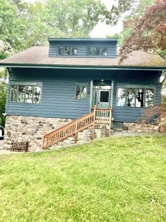 Candlewood Isle Cabin ~Dog-Friendly ~Lake Access~ Beach, Tennis, Basketball Отели в г. Нью Фэрфилд