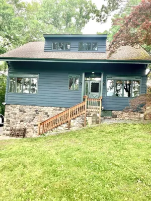 Candlewood Isle Cabin ~Dog-Friendly ~Lake Access~ Beach, Tennis, Basketball